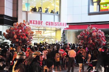 Đường[-]phố[-]Đà[-]Nẵng[-]chật[-]cứng[-]người[-]đi[-]chơi[-]Noel[-](Ảnh:[-]Công[-]Bính)